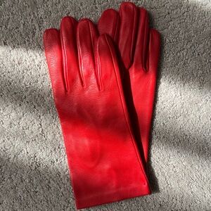 New w/out tags. Italian leather gloves. Red. Size Med 7/7.5 Purchased in Italy.
